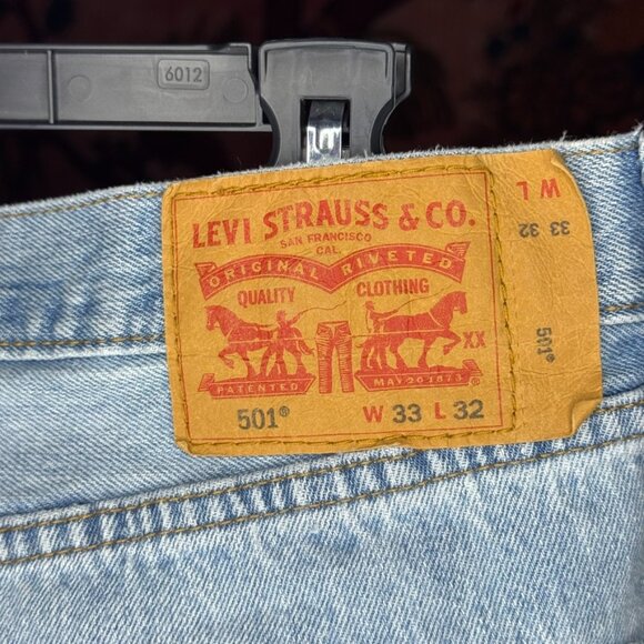 High-Rise Button-Front Straight-Leg Levi 501 - Picture 3 of 4